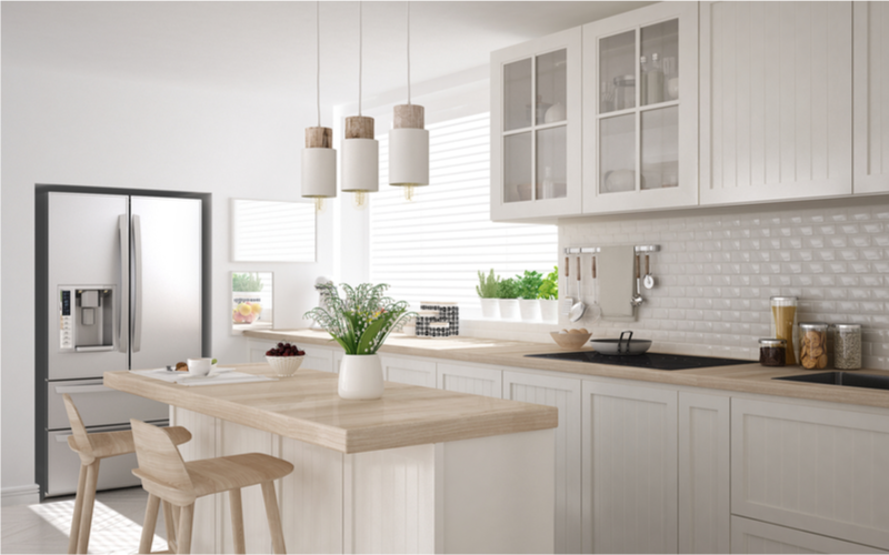 Hvitt kjøkken av tre