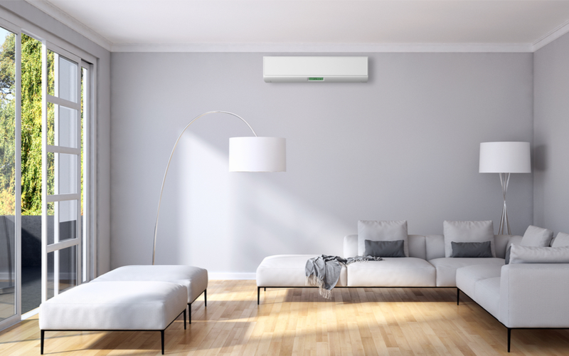 En varmepumpe på veggen i en stue